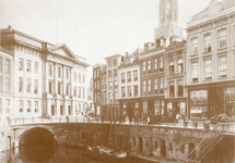 603233 Gezicht op het stadhuis (Stadhuisbrug 1) te Utrecht met rechts de huizen Oudegracht W.Z. 2-12 (rechts).N.B.: De ...